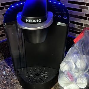 Keurig coffee maler with 12 coffee pods